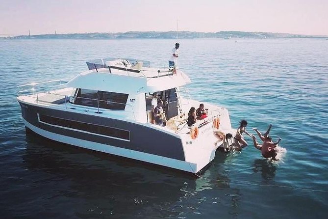 1H power catamaran up to 18 people in Lisbon - Key points to know before you book