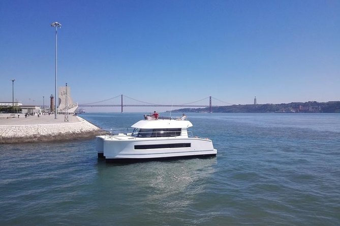 1H power catamaran up to 18 people in Lisbon - Leaving from Doca do Bom Sucesso in Belém