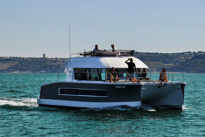 1H power catamaran up to 18 people in Lisbon - What the private boat is really like