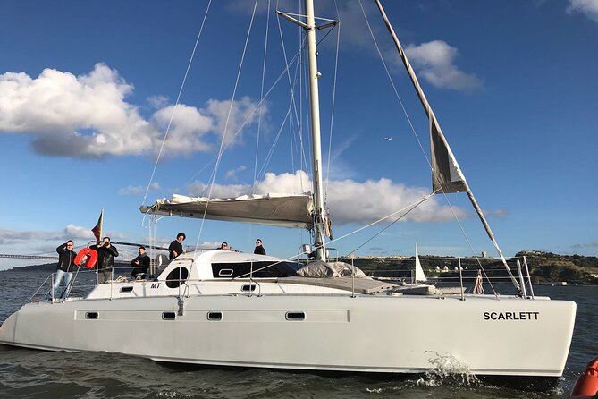 2H Tour on a Private Sailing Catamaran "Scarlett" up to 16 people - Leaving from Doca do Bom Sucesso