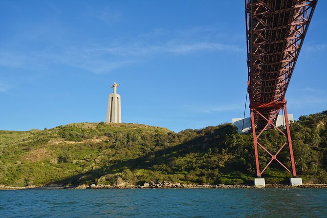 3 Hours Private Tour with Dives in Catamaran in Lisbon - Returning past the beaches to Belém