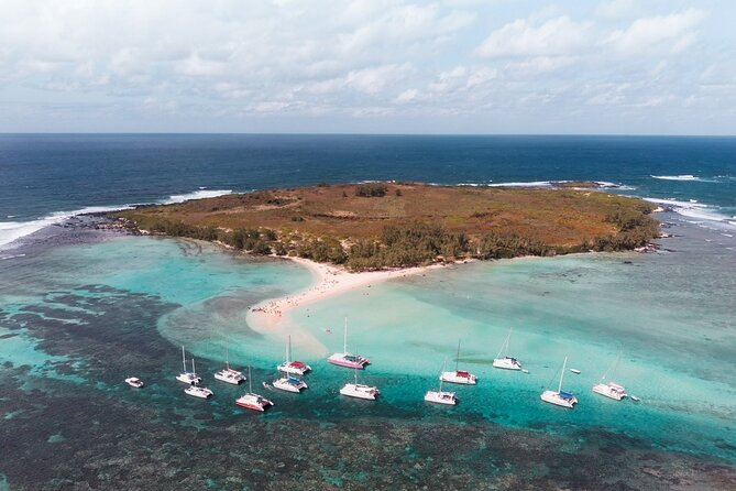 3 North Islands Catamaran Cruise with Lunch & Drinks on island. - Coin de Mire: the snorkeling stop depends on the sea