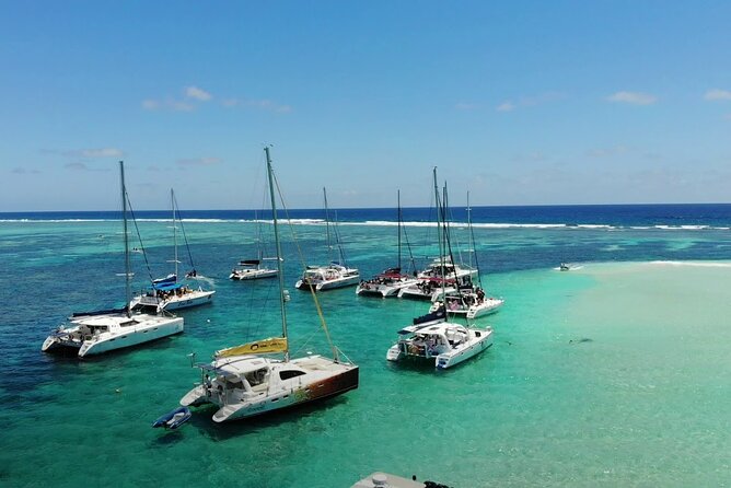 3 North Islands Catamaran Cruise with Lunch & Drinks on island. - What lunch, drinks, and music mean in practice