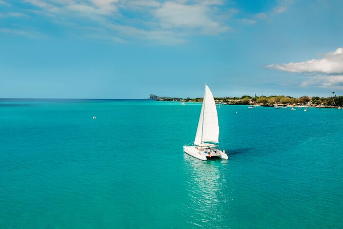 3 North Islands Catamaran Cruise with Lunch & Drinks on island. - Who should book this catamaran day?