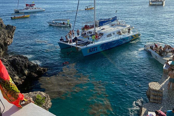 4 Hours Party Boat Catamaran Cruise in Negril - Seeing Negril from the water