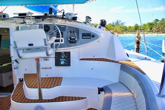 4hrs / 46ft Catamaran Private Charter From Cancun to Isla Mujeres - Open Bar, Music, and the Family Balance