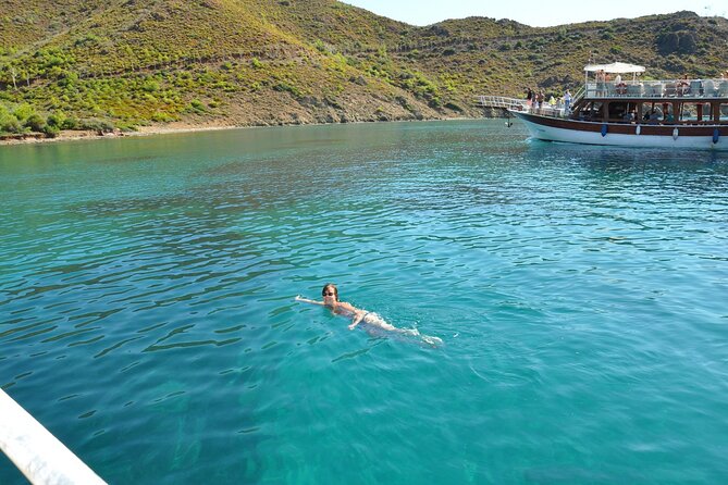 Alanya Catamaran Boat Trip incl. Lunch and drinks - Swimming and snorkeling in clear Mediterranean water