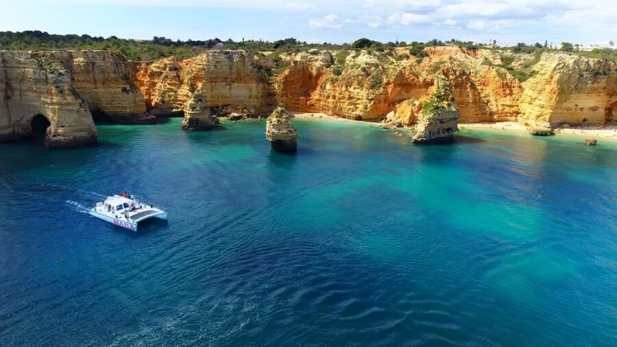 Albufeira: Catamaran Cruise with BBQ & Open Bar on the Beach - Seeing Galé, Benagil, and Carvoeiro by boat