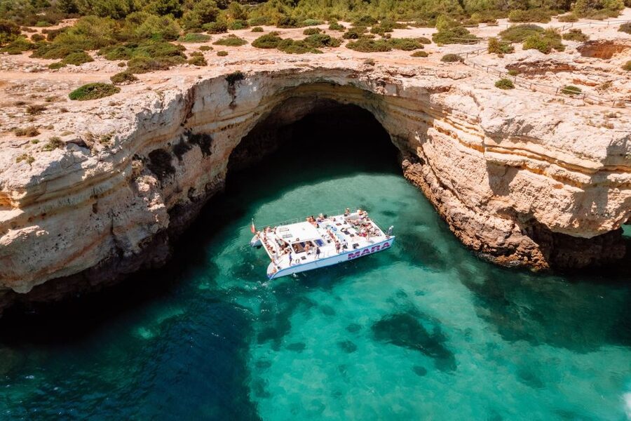Albufeira: Caves and Coastline Catamaran Cruise to Benagil - Champagne, music, and the ride home