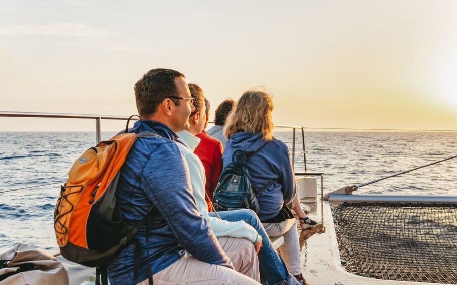 Alcudia: Sunset Catamaran Tour with Dinner and Snorkeling - Watching the Mallorca sunset from the bay