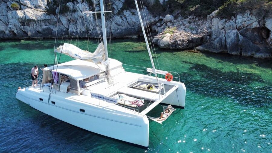 Alghero: Full day on a catamaran in Porto Conte Natural Park - Life aboard the 2021 catamaran