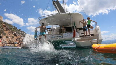Alghero: Scenic Catamaran Cruise with Lunch and Snorkeling