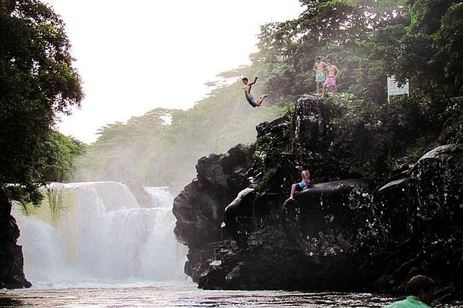 All inclusive CATAMARAN with BBQ : Ile aux cerf & GRSE waterfall - Boarding the catamaran and settling into the day