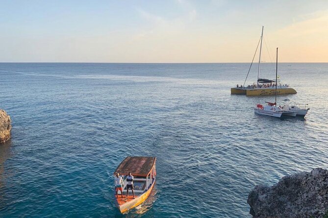 Bamboo Rafting, Catamaran Party Cruise and Ricks Cafe - Rick’s Café: a fast finish on the West End cliffs