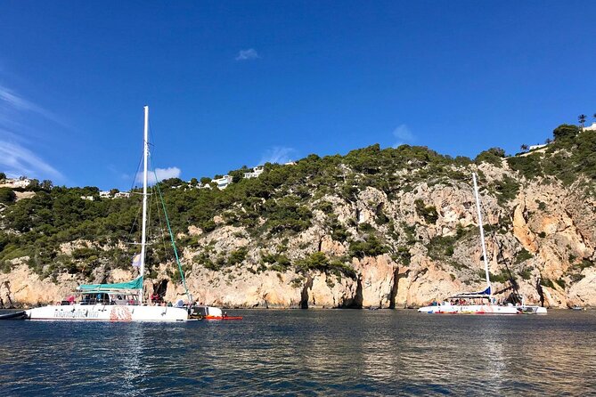 Bay trip in Calpe or Altea with a sailing catamaran - Seating, boarding, and the group size