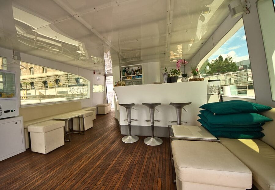 Berlin: Exclusive Boat Tour on a Solar-Powered Catamaran - Seating, drinks, and the onboard atmosphere