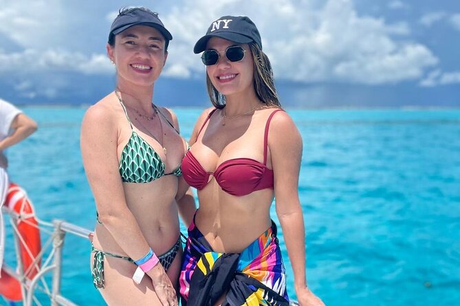 Best Catamaran Isla Mujeres tour with Open bar, lunch, snorkel - Getting to Marina Albatros at 9 a.m.