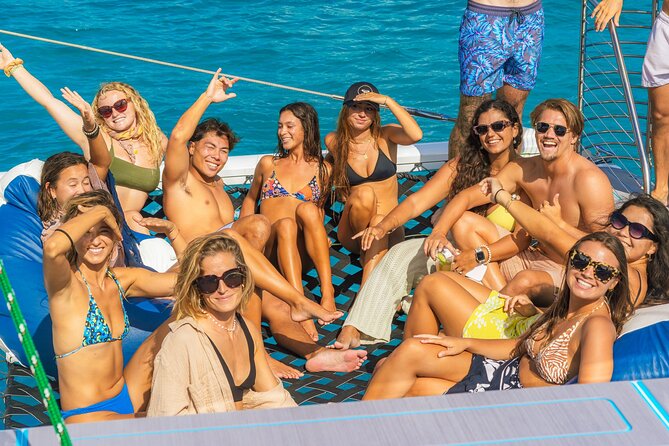 Board from Waikiki Beach for Aloha Hour Sail on Hāwea Catamaran - Finding the boat near the Duke Kahanamoku Statue