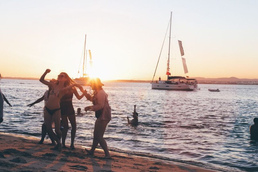 Boat in Algarve - Luxury Catamaran - Portimão - Life aboard: sun deck, music, and water time