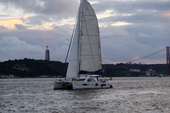 Boat Rental on a Luxurious Catamaran in Lisbon - The palace view and what it adds