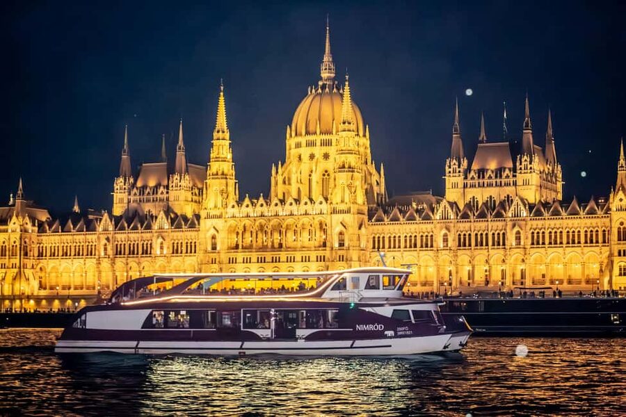 Budapest: Catamaran Pizza Cruise - Margaret Bridge and the northern turn