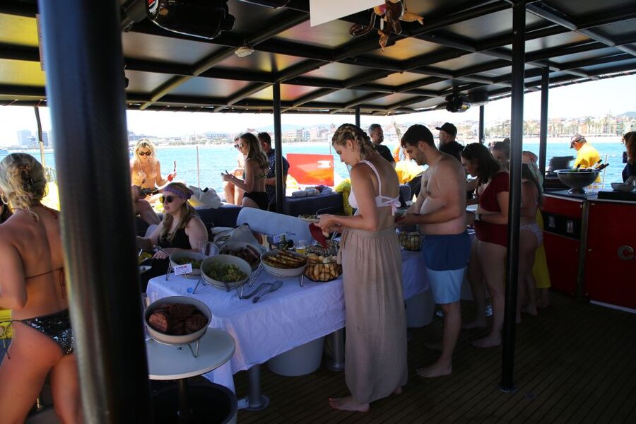 Cambrils: Catamaran Cruise with Drinks and BBQ Lunch Option - Booking advice for a smoother afternoon