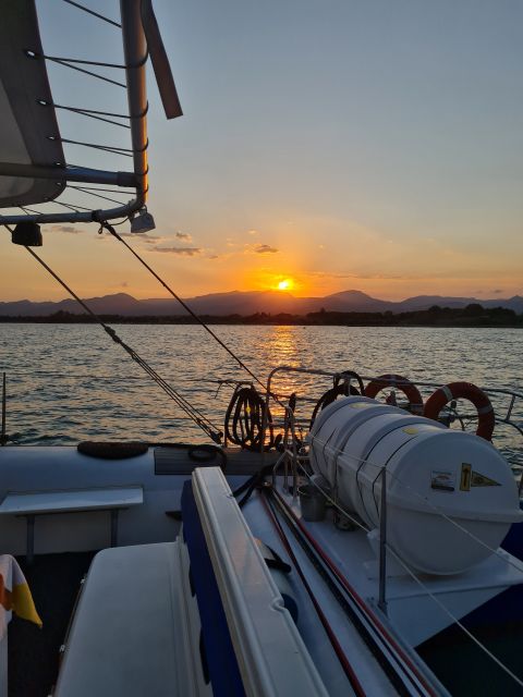 Cambrils: Costa Dorada Sunset Catamaran Cruise with Drinks - Friendly staff make a practical difference