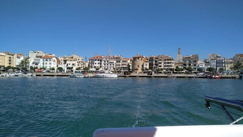 Cambrils/Salou: Coastline Catamaran 2h with drinks, pickup - Who will enjoy this catamaran trip most?