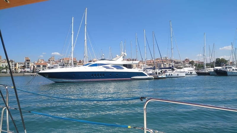 Cambrils/Salou: Coastline Catamaran 2h with drinks, pickup - Timing, languages, and practical details