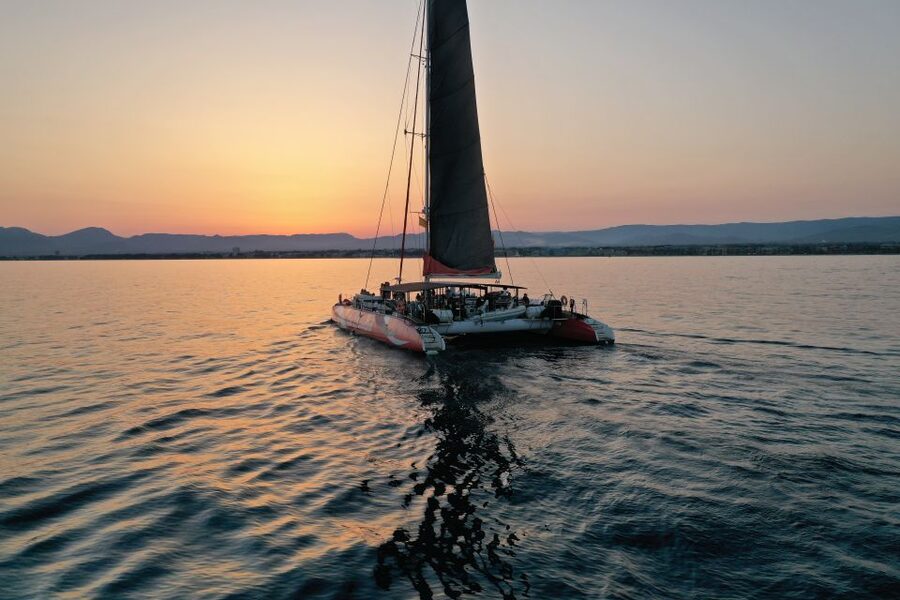 Cambrils: Sunset Catamaran Cruise & Drinks w/ Sunbed - Key details before you book