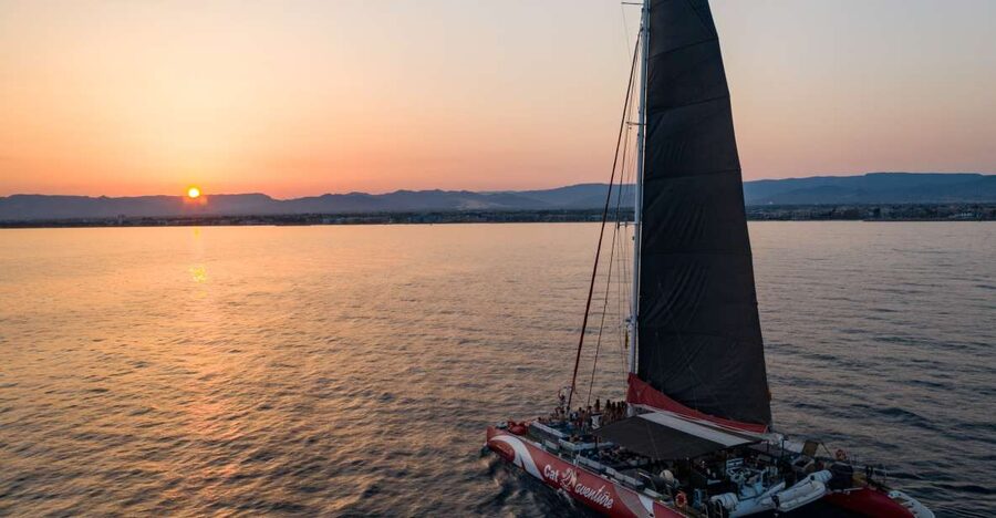 Cambrils: Sunset Catamaran Cruise & Drinks w/ Sunbed - The swimming stop at sunset