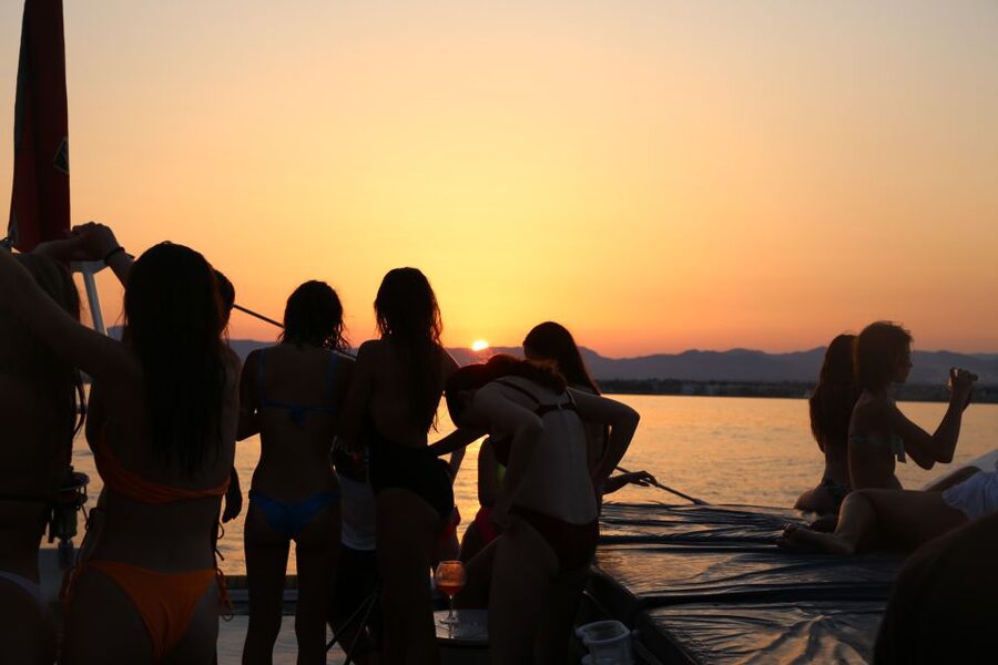 Cambrils: Sunset Catamaran Cruise & Drinks w/ Sunbed - Practical advice for a smoother evening