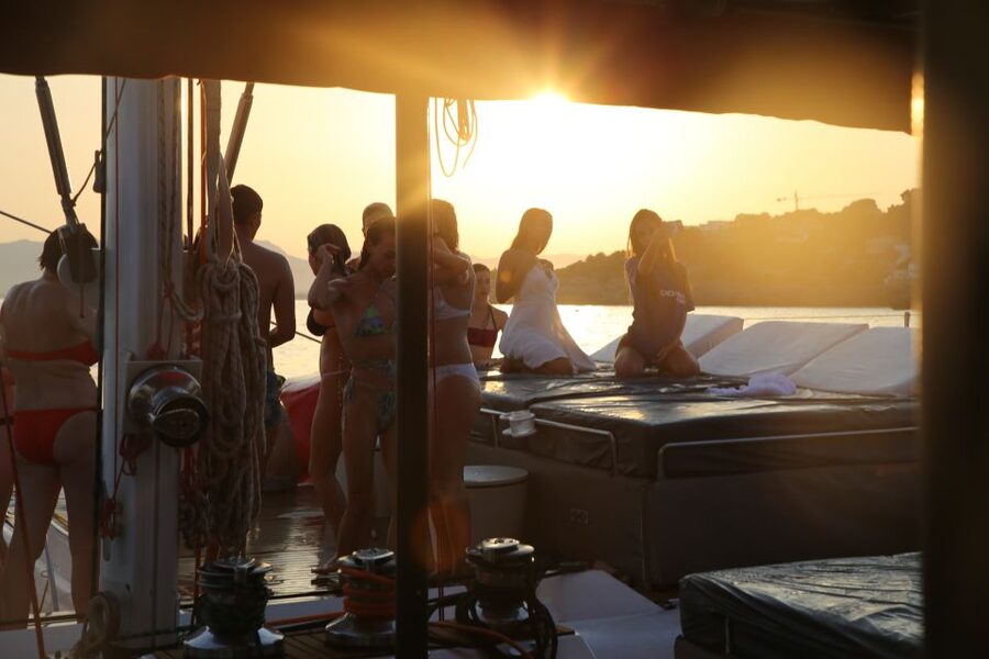 Cambrils: Sunset Catamaran Cruise & Drinks w/ Sunbed - The coast toward Mont-roig