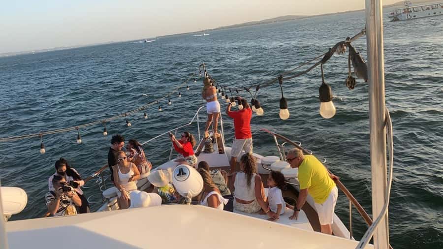 Cartagena: 4-course Culinary Experience aboard a catamaran - The first 90 minutes: Cartagena Bay after dark