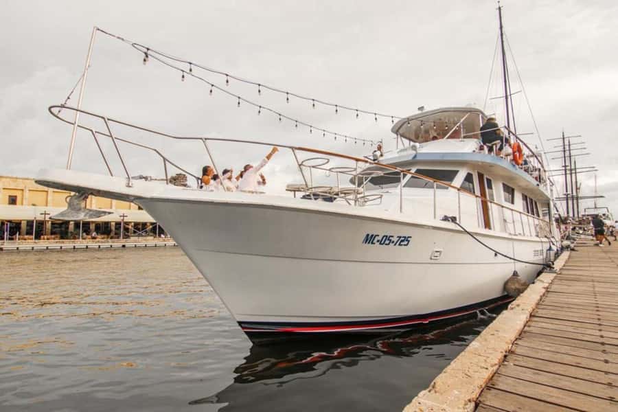 Cartagena: 4-course Culinary Experience aboard a catamaran - Wine, service, and the small details