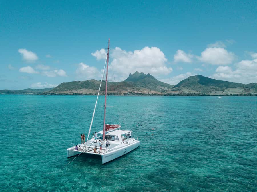Catamaran cruise to Ile aux Cerfs from Pointe Jerome - Grand River South East Waterfall by boat