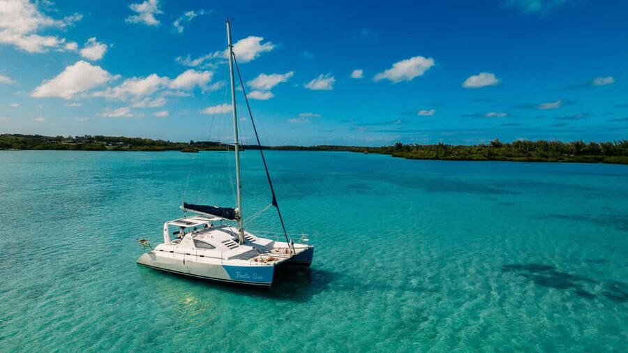 Catamaran Cruise to île aux Cerfs w Dolphins watch & Lunch - Meeting the catamaran by the Mauritian flag