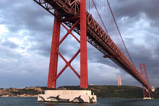 Catamaran Cultural Tour through Lisbon - A small luxury catamaran, not a large sightseeing boat