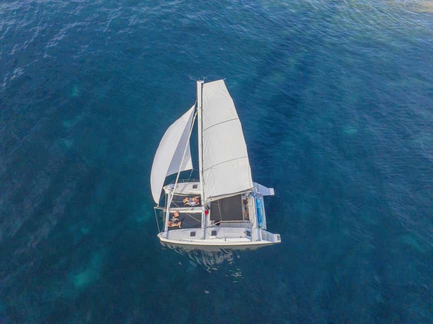 Catamaran excursion in the Estérel - Seeing the Esterel calanques from offshore