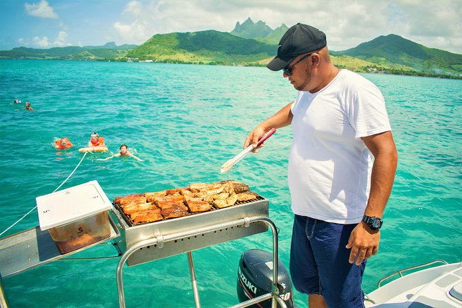 Catamaran Ile aux Cerfs, snorkeling + GRSE Waterfall, BBQ & Bar - Crew service and the social side of the cruise