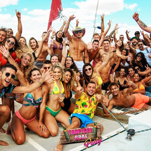Catamaran Lucile | Famous VIP cata party - Three drinks, macarons, and the real value of $47
