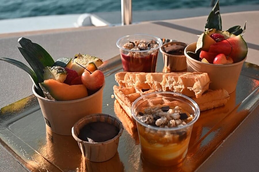 Catamaran Lucile | Sunday brunch - A Sunday at sea in the bay of Grau du Roi