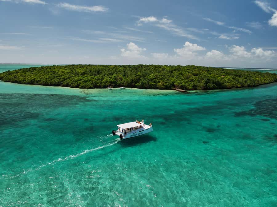 Catamaran Mauritius: South East 5 Islands Catamaran Cruises - A BBQ lunch with drinks keeps the day simple