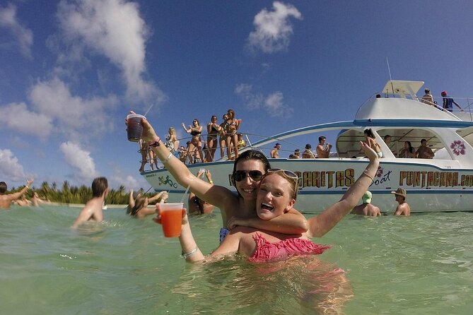 Catamaran party in Punta Cana with open bar, music and more - Music, Dominican rum, and the party atmosphere
