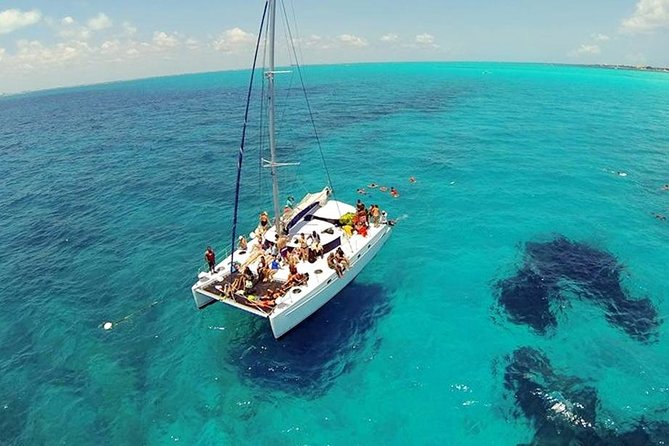 Catamaran Party on the Caribbean Sea to Isla Mujeres - The optional spinnaker flight