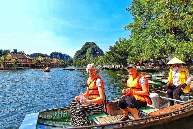 Catamaran Premium Cruise to Halong Bay & Lan Ha Bay in 1 Day Tour - Vietnamese fusion lunch on board