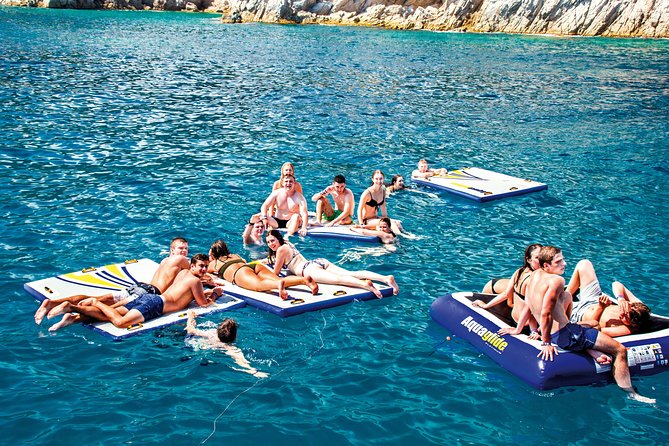 Catamaran ride -Costa Brava with barbecue and drinks. Familiar. - The sheltered cove and the swimming stop
