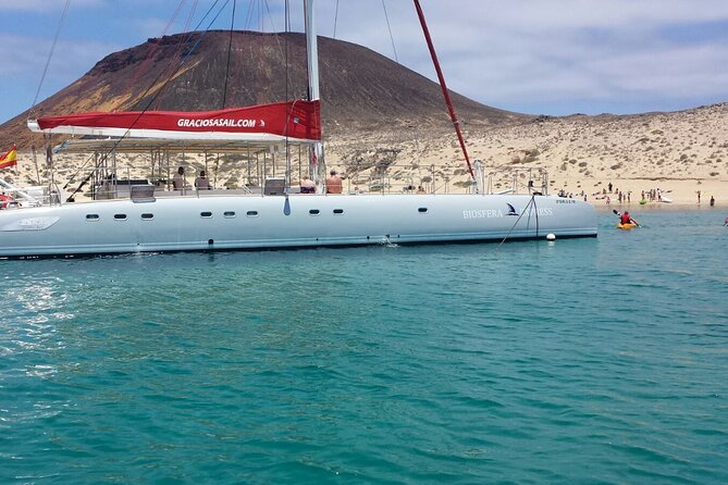 Catamaran Sailing Day To La Graciosa with Lunch - Lunch on the catamaran