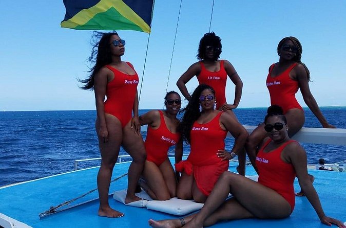 Catamaran, snorkeling & Dunn's River Falls - The mood: part adventure, part party boat