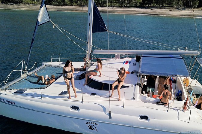 Catamaran Sunset Cruise Tamarindo - Open bar, music, and the social side